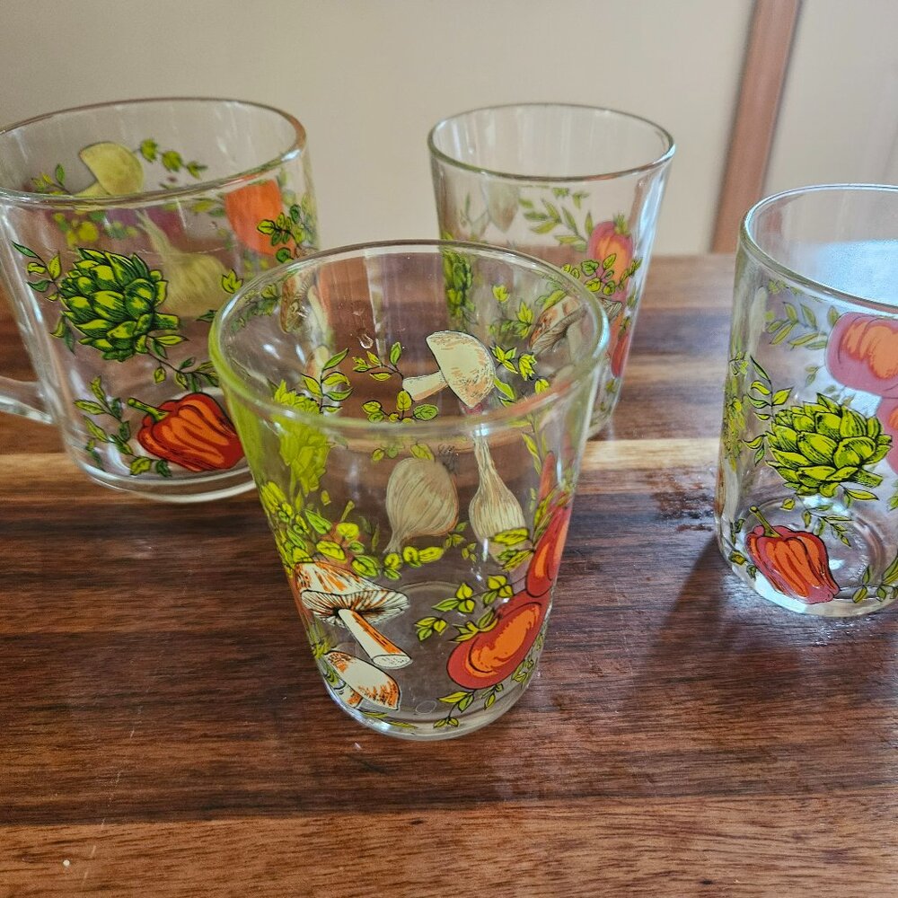 vintage arcoroc spice of life vegtable garden glasses and one handled mug (4)